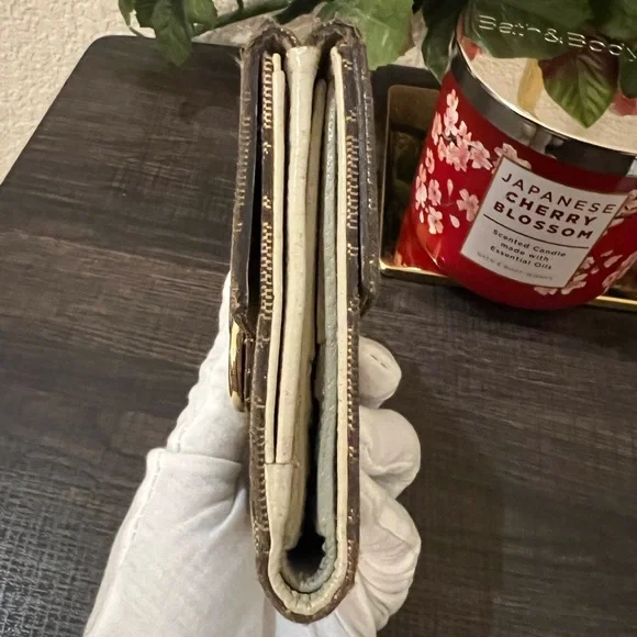 ⭐️Gucci Eclipse Compact Canvass Wallet Gold Tone Hardware 2 Snap Closures - Picture 9 of 15